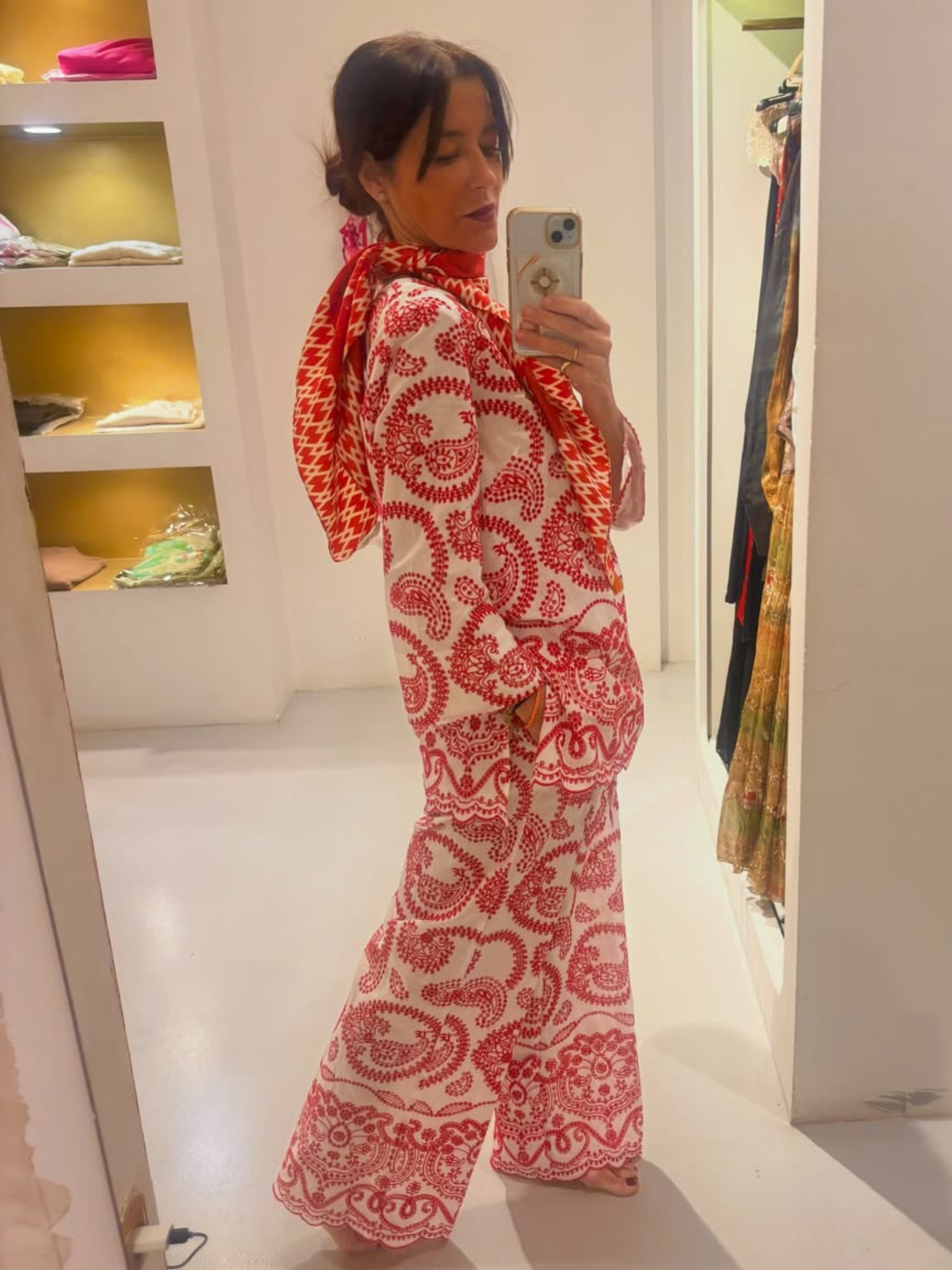 Pantalón troquelado en azul y rojo