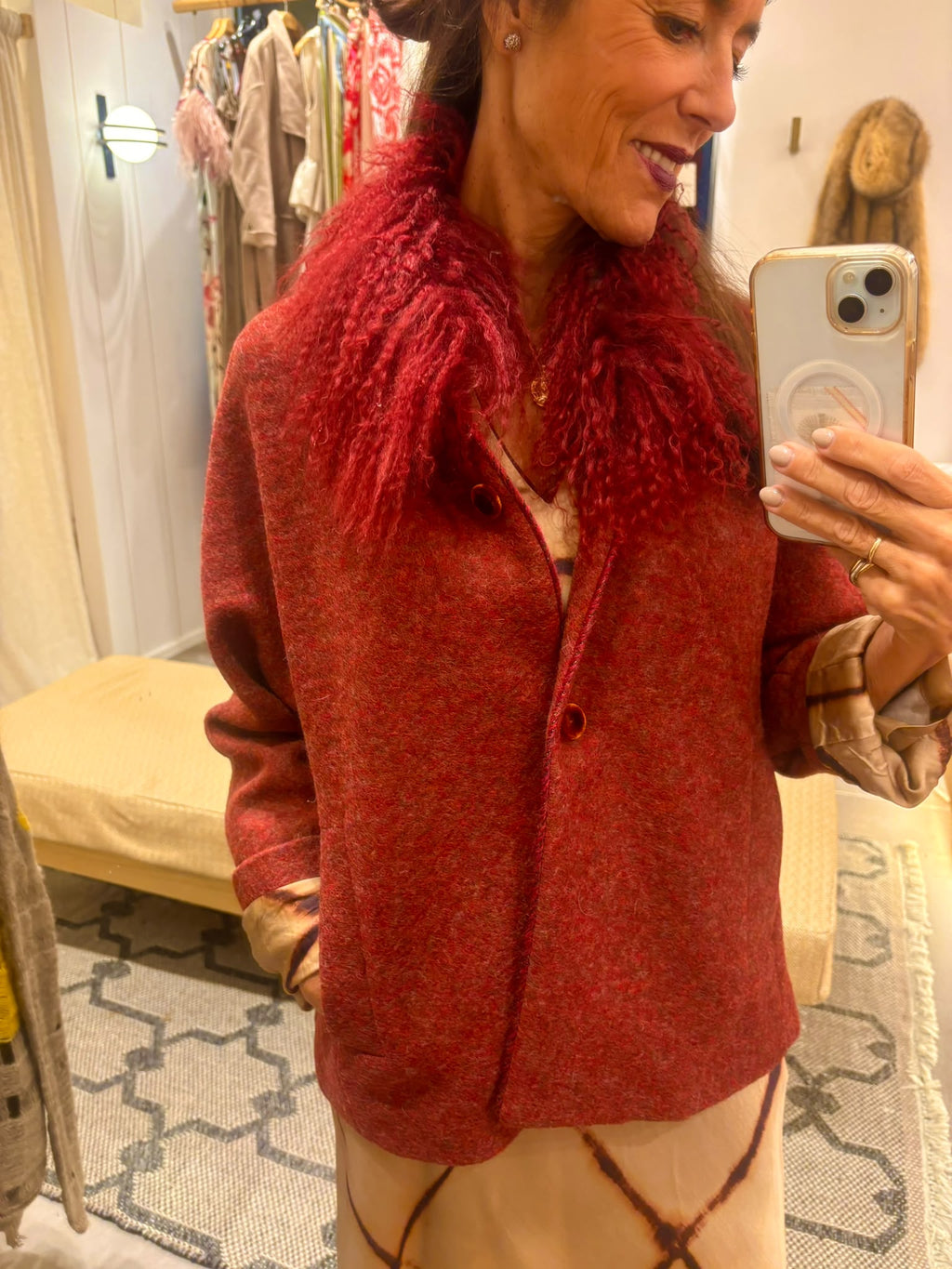 Chaqueta de lana en color teja, con cuello, botón de terciopelo y bolsillos laterales. 
Forro interior.