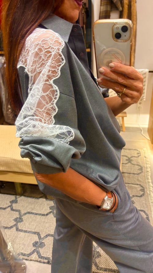 Camisa invernal con cuello y detalle de encaje en blanco. 
