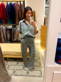 La camisa es Talla Única 
Conjunto de tejido invernal de camisa con cuello y detalle de encaje en blanco y pantalón en mismo tono con cintura elástica y bolsillos laterales y traseros. 